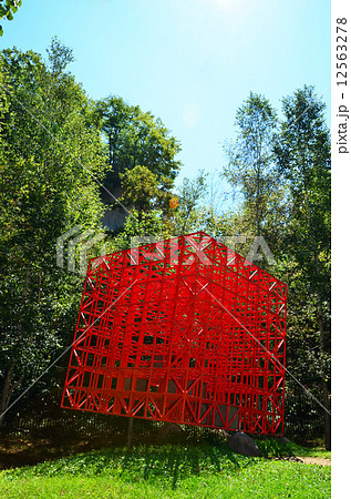 赤いジャングルジム 12563278