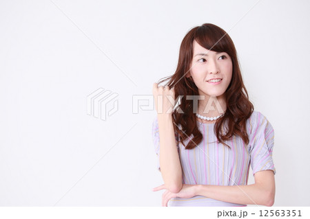 若い女性　汎用　イメージ 12563351