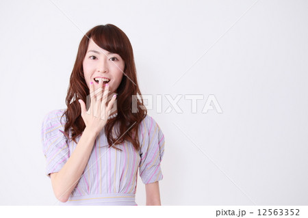 若い女性　汎用　イメージ 12563352