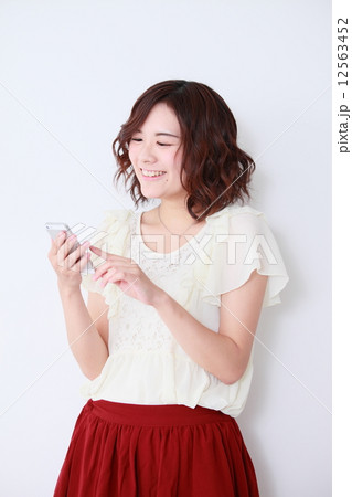 若い女性　汎用　イメージ   12563452