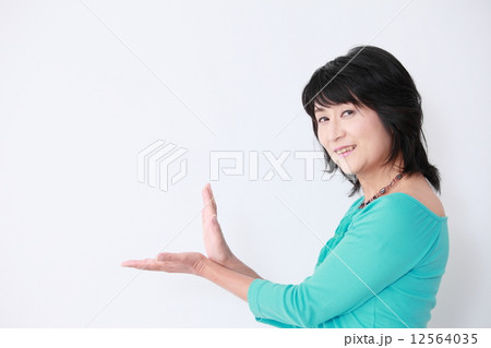 50代　女性　ポートレート 12564035