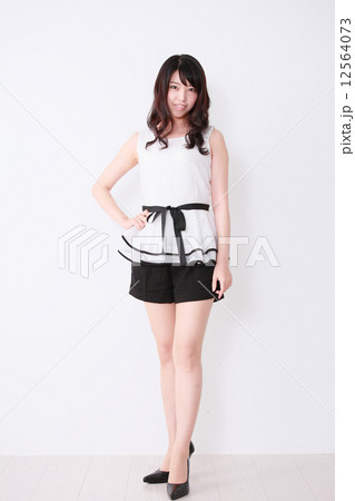 若い女性　汎用　イメージ 12564073