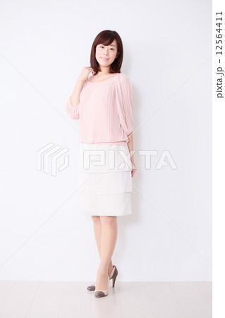 ミドル女性　汎用　イメージ　 12564411