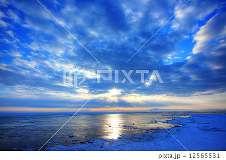 能取岬　朝日と流氷 12565531