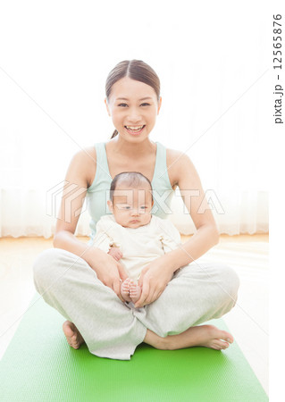 生後3ヶ月の赤ちゃんと女性 生後3ヶ月の赤ちゃんと女性 12565876