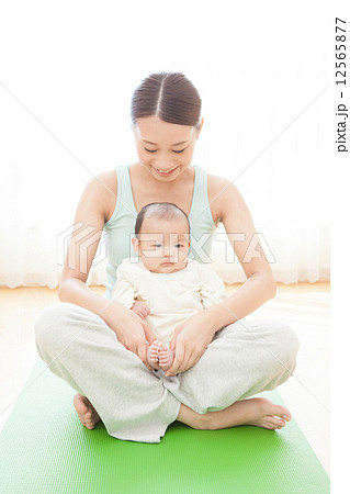 生後3ヶ月の赤ちゃんと女性 生後3ヶ月の赤ちゃんと女性 12565877