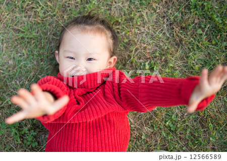 公園で遊ぶ少女 公園で遊ぶ少女 12566589