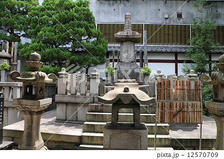 京都 本能寺にある織田信長の墓１の写真素材