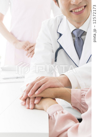 患者を励ます医者 12572173