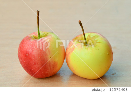 Apples 12572403