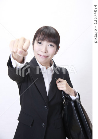ガッツポーズをとる女性 ガッツポーズをとる女性 12574034