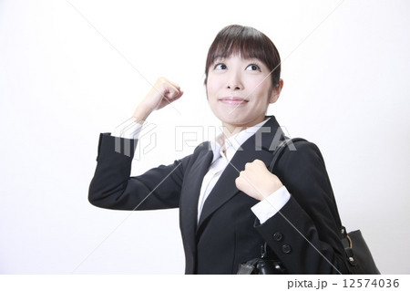 ガッツポーズをとる女性 12574036