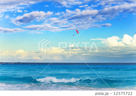Parachute over the sea. Mexico. 12575722