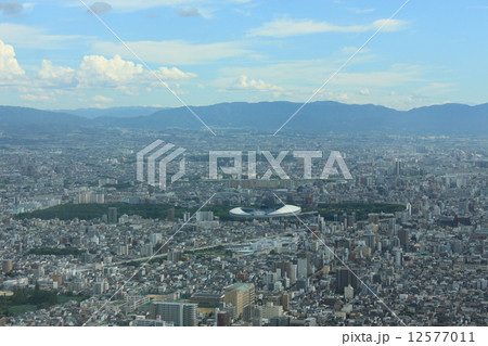 大阪平野長居競技場、堺、富田林市方面の街並風景 12577011