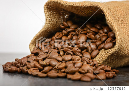 Studio shot of coffee beans in a bag 12577012