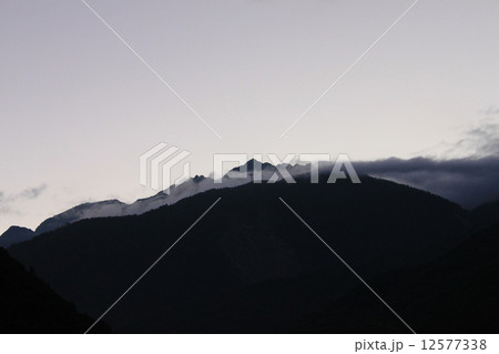 夜明けの穂高 12577338