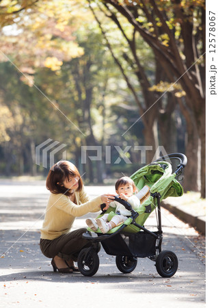 お散歩する親子 12578067