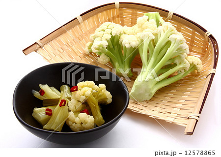 カリフローレ 茎カリフラワー ピクルス 食材 白背景の写真素材