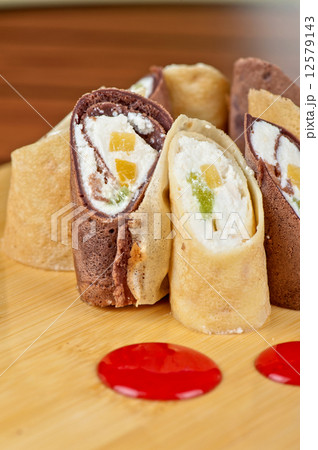 pancake roll with marmalade 12579143
