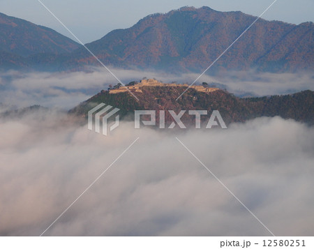 雲海に浮かぶ竹田城跡 12580251