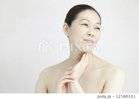 40代女性自然光ナチュラルビューティー 40代女性自然光ナチュラルビューティー 12580331