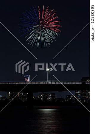 打ち上げ花火と川面に映える景観 12580395