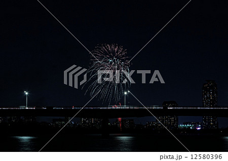 打ち上げ花火と川面に映える景観 打ち上げ花火と川面に映える景観 12580396