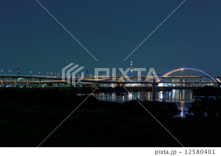 江北ジャンクションとライトアップのスカイツリーと五色桜大橋 12580401