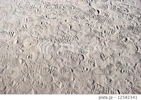 靴跡が残った砂浜の写真素材