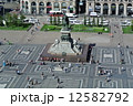 イタリア　ミラノ　ドゥオーモ 広場 12582792