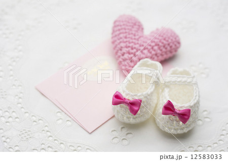 手編みのベビーシュズとハート 12583033