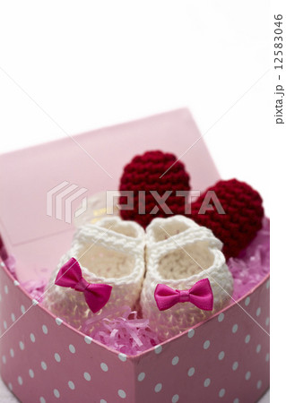 手編みのベビーシューズとハート 12583046