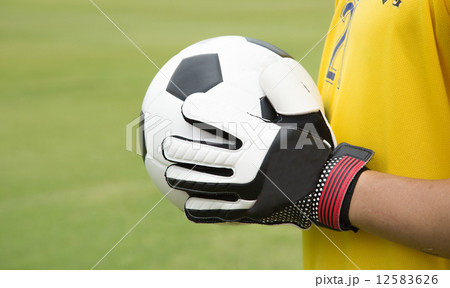 Goalkeeper used hands for catches the ball 12583626