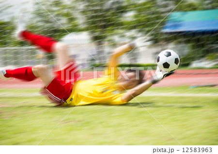 Goalkeeper used hands for catches the ball 12583963