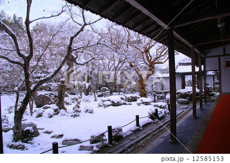 圓光寺（京都）十牛の庭に積もる雪 12585153