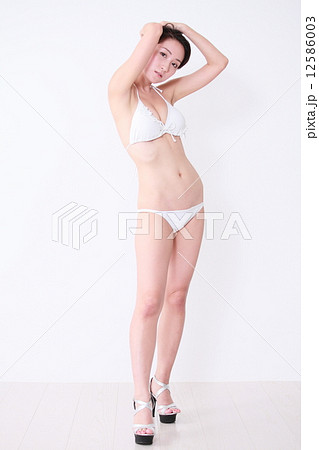 水着の若い女性 水着の若い女性 12586003