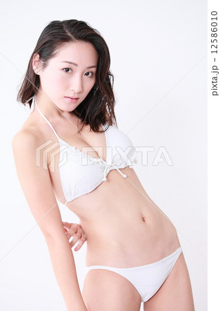 水着の若い女性 12586010