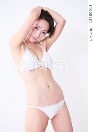 水着の若い女性 水着の若い女性 12586013