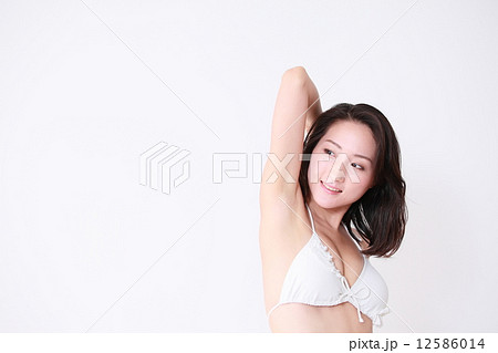 水着の若い女性 水着の若い女性 12586014