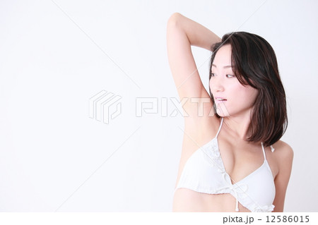 水着の若い女性 水着の若い女性 12586015