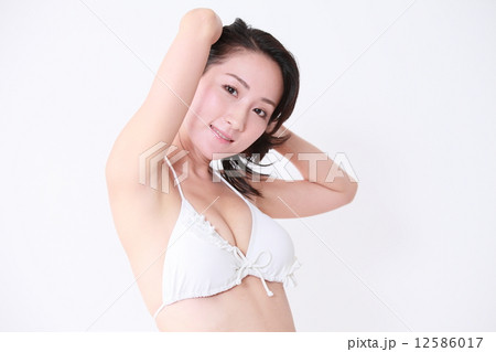 水着の若い女性 水着の若い女性 12586017