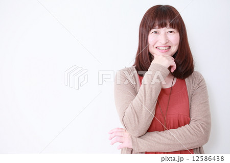 40〜50代女性　ポートレート 12586438
