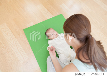 生後3ヶ月の赤ちゃん 12586531