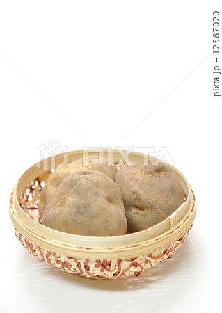 かごに盛られたジャガイモ 12587020