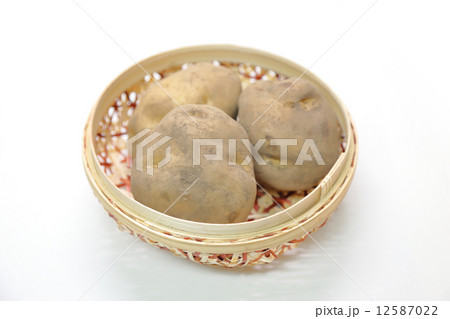 かごの中のじゃがいも 12587022