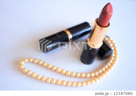 口紅とパールのネックレス1 12587060