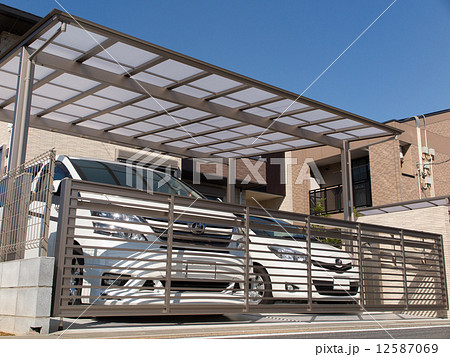 住宅のガレージ 12587069