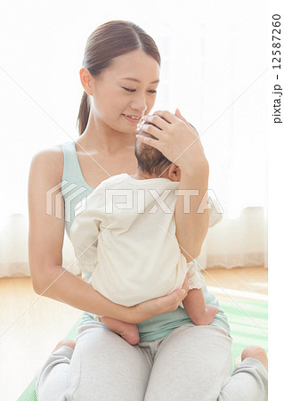 生後3ヶ月の赤ちゃんと女性 12587260
