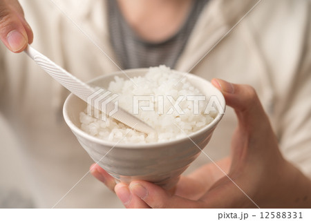 ご飯を盛る ご飯を盛る 12588331