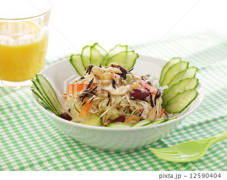 ヘルシー朝食 豆類と鶏肉のダイエットサラダの写真素材